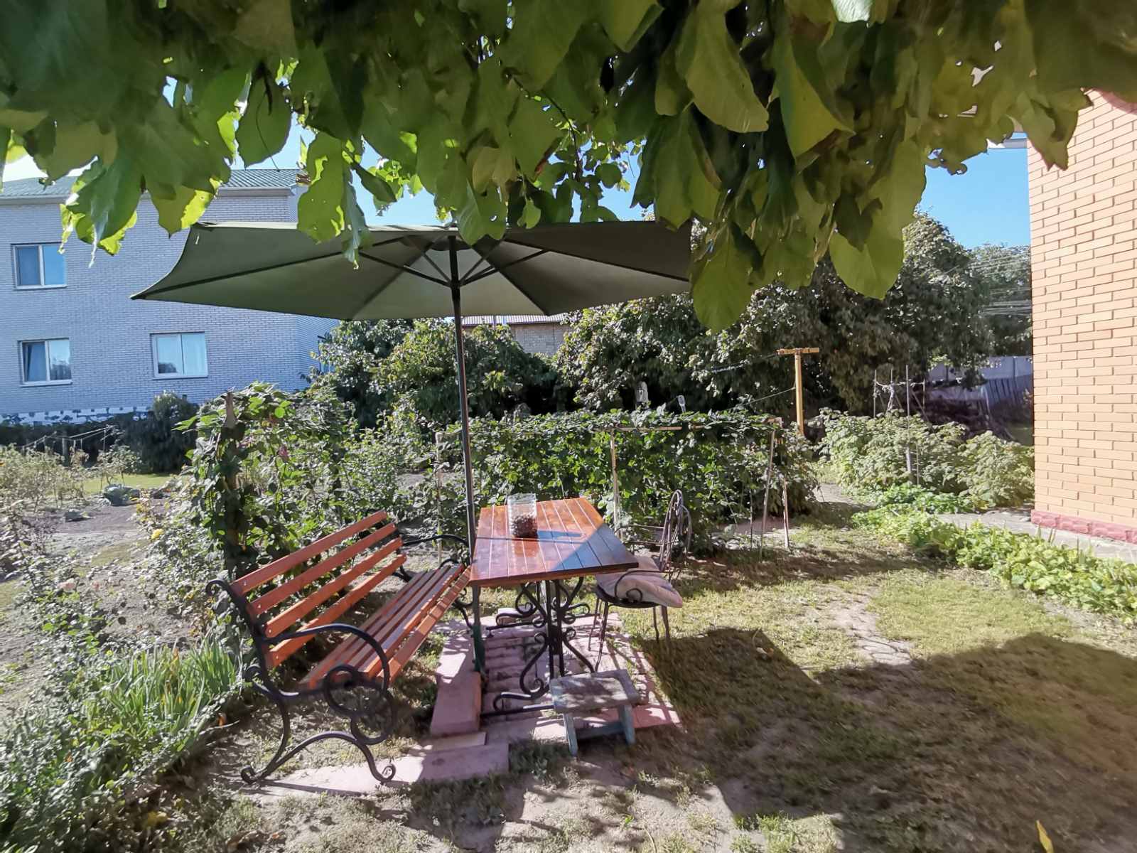 Продажа дома из красного кирпича, 17 соток. От Киева 900м